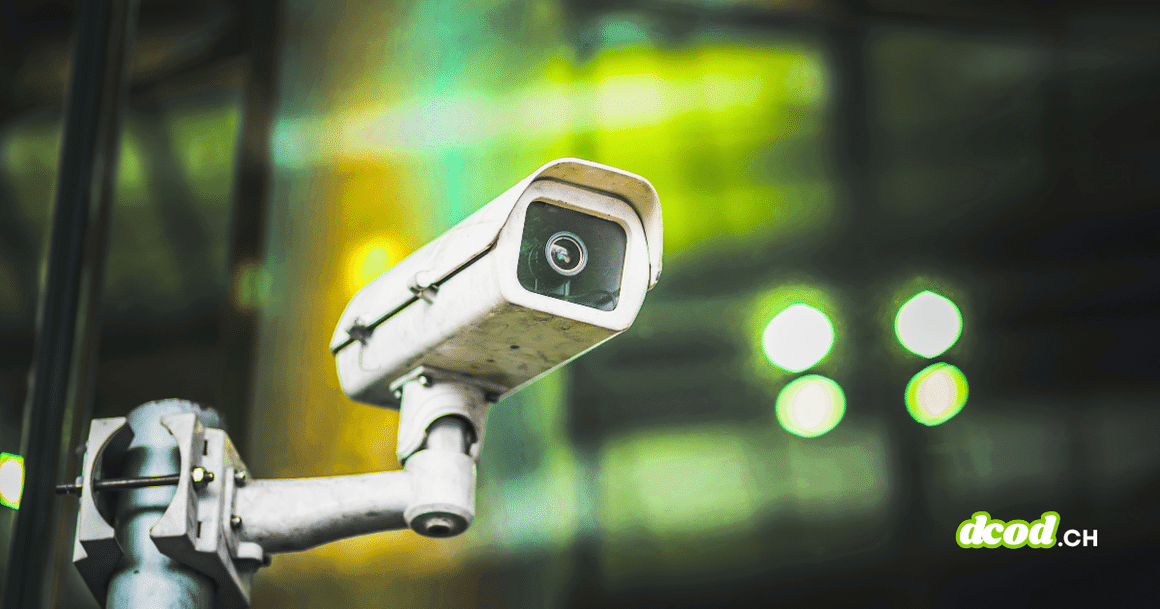 Caméra de surveillance dans l'espace public illustrant l'analyse automatisée des comportements par intelligence artificielle.