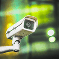 Caméra de surveillance dans l'espace public illustrant l'analyse automatisée des comportements par intelligence artificielle.