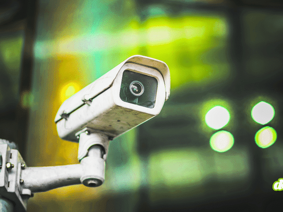 Caméra de surveillance dans l'espace public illustrant l'analyse automatisée des comportements par intelligence artificielle.