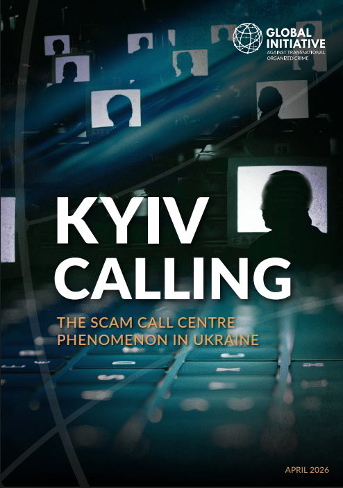 Centres d'appels en Ukraine : un milliard extorqué chaque mois 8 Couverture du rapport « Kyiv Calling: The Scam Call Centre Phenomenon in Ukraine » de l'ONG GI-TOC (avril 2026), montrant en premier plan des touches de clavier d'ordinateur et en arrière-plan des silhouettes d'opérateurs devant des écrans lumineux dans un centre d'appels sombre.