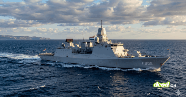 Photographie de la frégate néerlandaise HNLMS Evertsen naviguant en mer Méditerranée, illustrant l'enquête sur le traçage d'un bâtiment militaire par un tracker Bluetooth à 5 dollars.