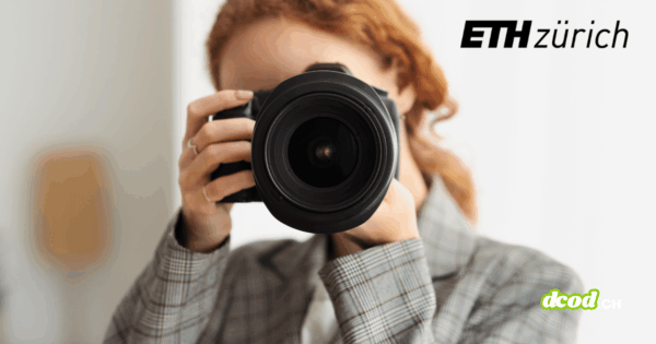 Photographe tenant un appareil photo numérique illustrant la technologie de l'ETH Zurich : une puce anti-deepfakes qui authentifie les médias et sécurise les captures d'images.