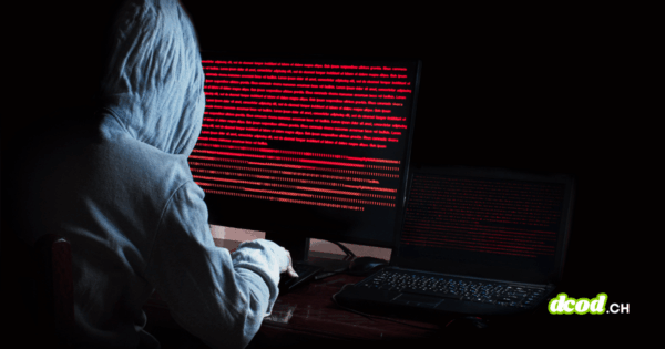 Image d'ambiance sombre montrant un attaquant manipulant du code informatique sur plusieurs moniteurs, symbolisant l'émergence du Vibeware et l'assistance de l'IA pour les cybercriminels.